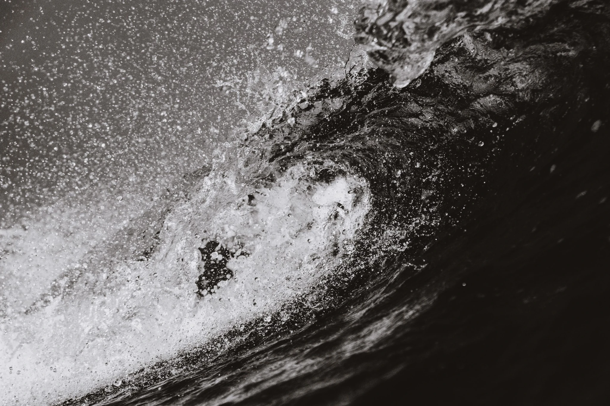 grayscale-photo-of-sea-waves-1536314
